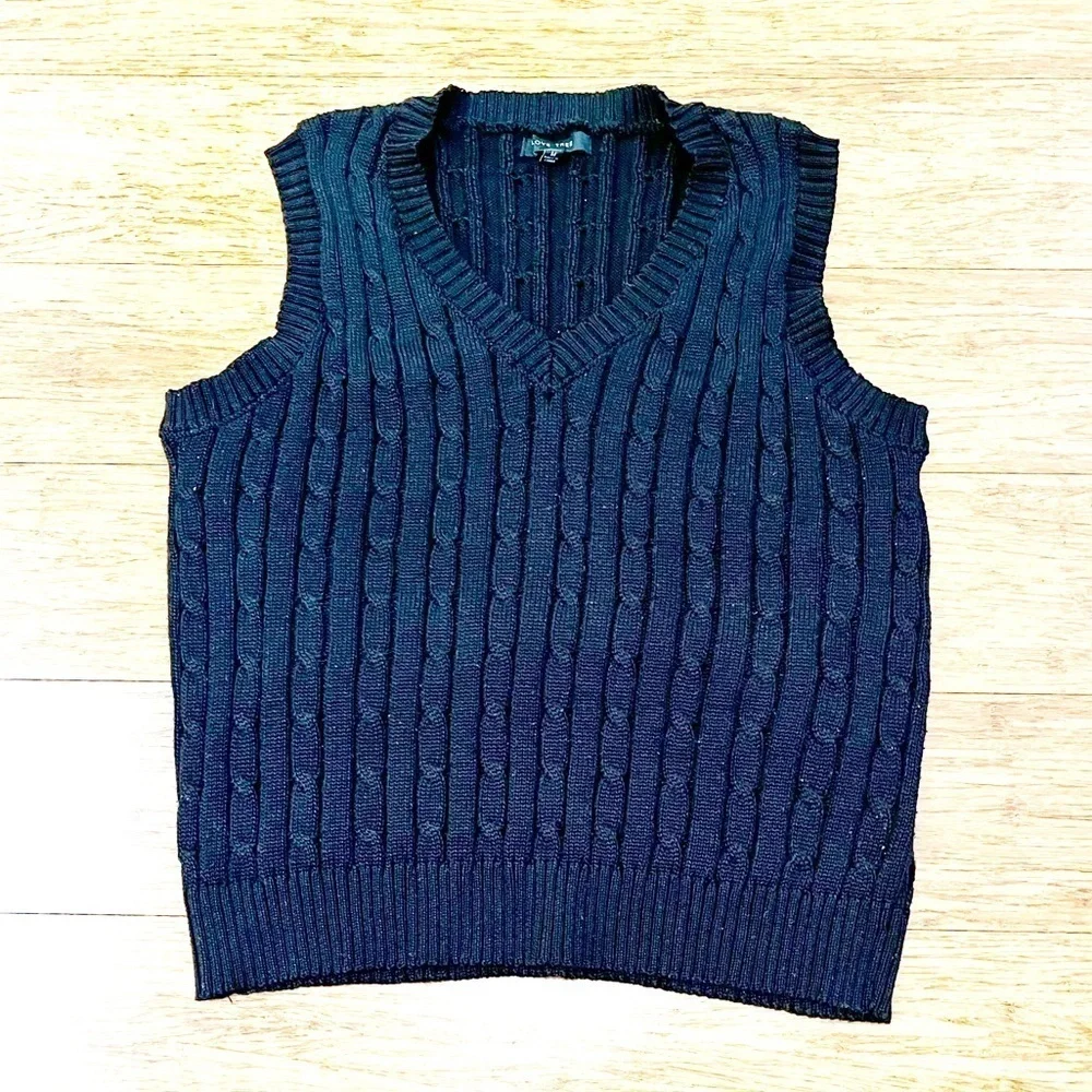 Love Tree Black Cable Knit V-neck Vest. Size Medium - Picture 2 of 9